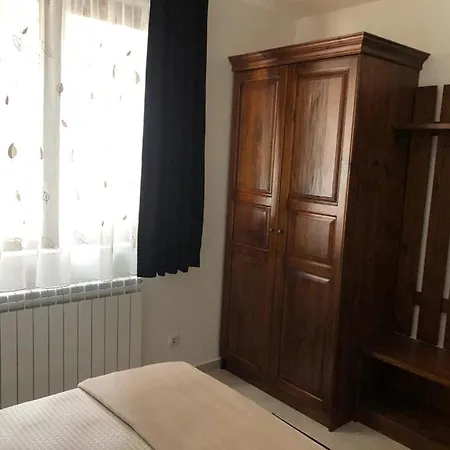 1 Bedroom Next To Mall Of 아파트